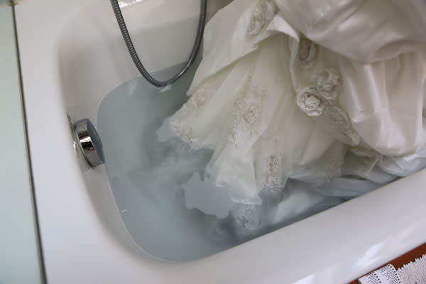 Hướng dẫn cách giặt ủi váy cưới chỉ với 7 bước