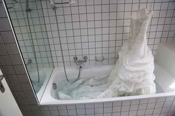 Bước 3: Ngâm váy cưới với các chất tẩy rửa chuyên dụng
